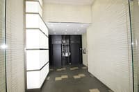 エントランス_シンプルで落ち着いた雰囲気のあるエントランスです