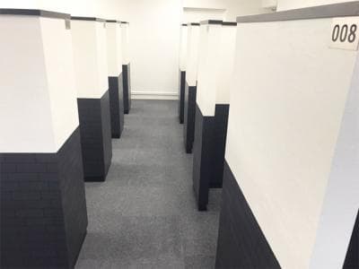 専用デスク_固定ブース。全席にコンセントを用意しています。©kasegroup