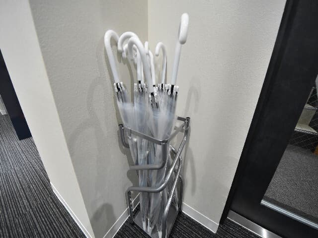 設備_貸し出し傘。傘を忘れたり、急な雨にみまわれても心配いりません。