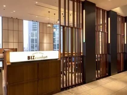 外観_エントランス。シンプルながら高級感のあるエントランスです。©BIZcomfort