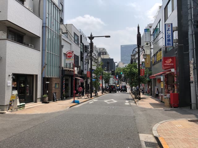 周辺情報_物件が面している神楽坂通りです。様々なジャンルのお店が立ち並んでおり、雰囲気も非常に洗練されています。仕事の合間のリフレッシュの散歩に最適です。