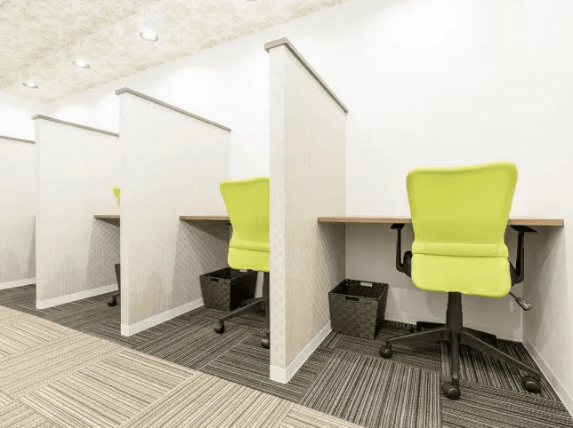 共用部_サイレントブース。雑音なく業務に集中したい方向けの環境も提供しています。©bizcomfort