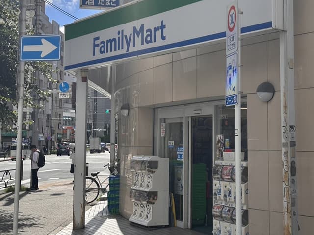 近隣のコンビニ_ファミリーマート 大塚北口店 (徒歩1分)