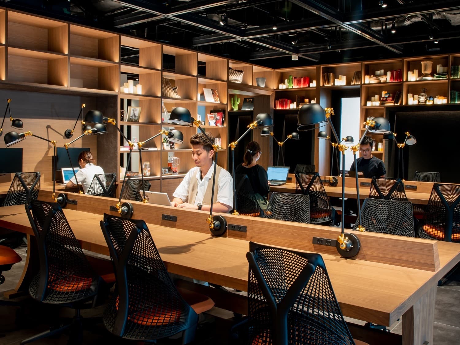 共用部_デスクエリア。24時間365日利用可能です。