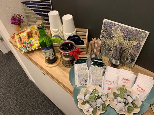 カフェコーナー_休憩や気分転換に嬉しいドリンクやお菓子が無料でご利用いただけます
