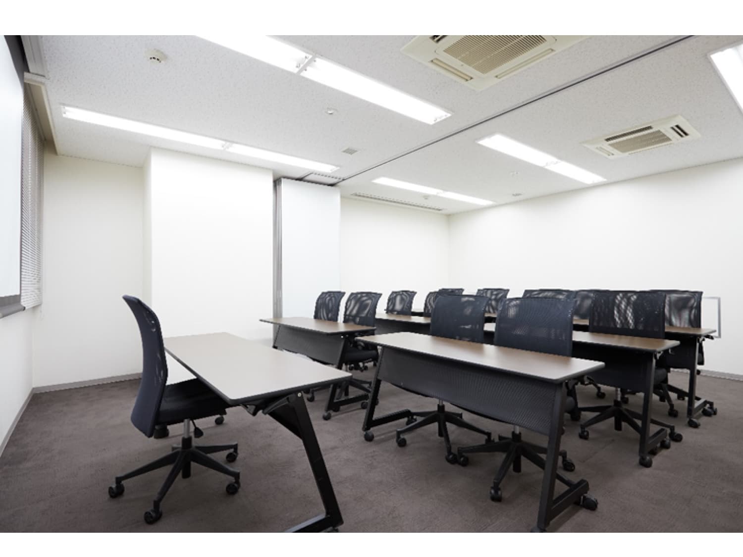 共用部_会議室。2室連結が可能で、最大20名収容できます。