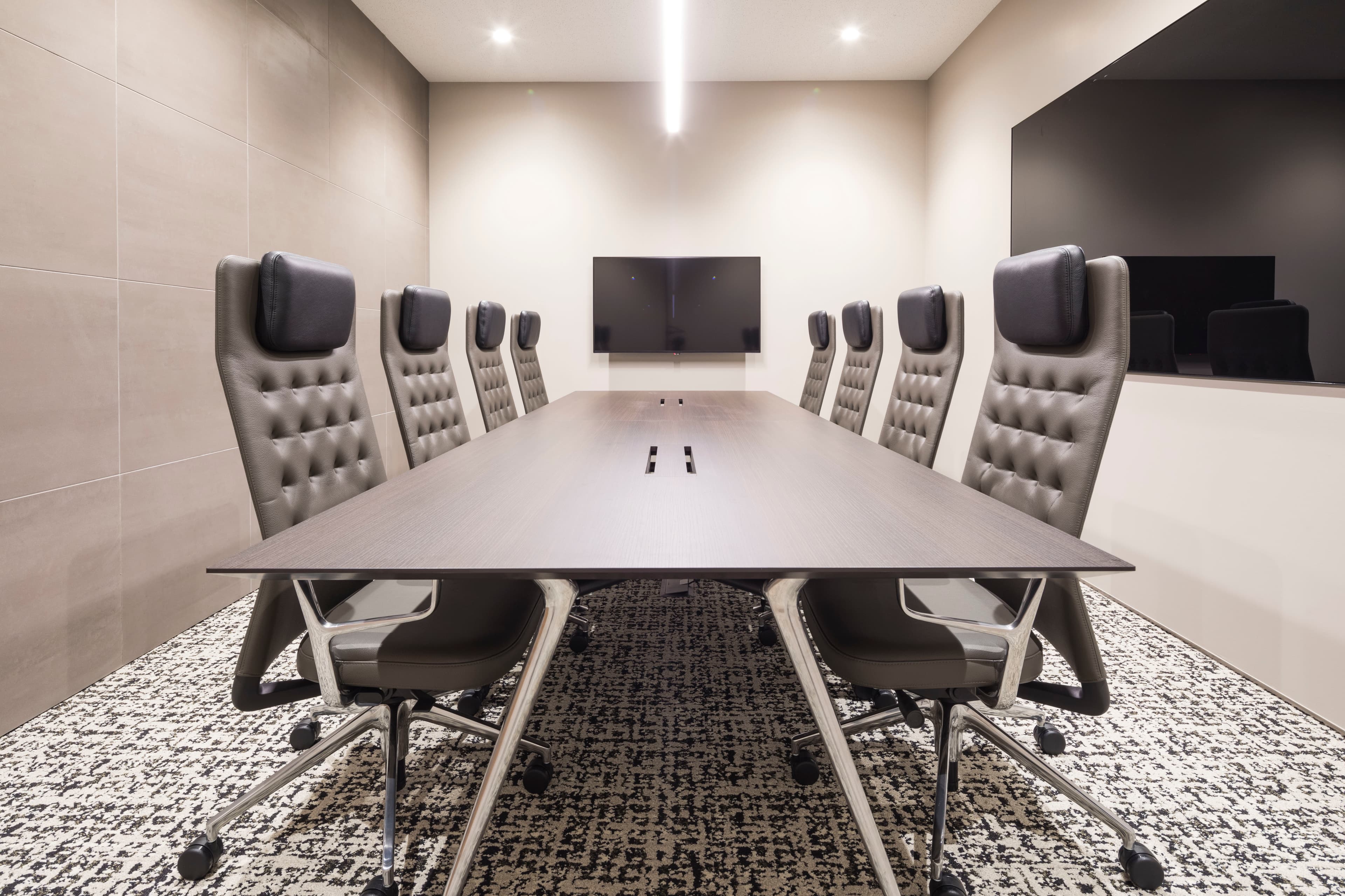 会議室_オフィス内に3部屋ある会議室はディスプレイ完備のハイグレードな仕様です