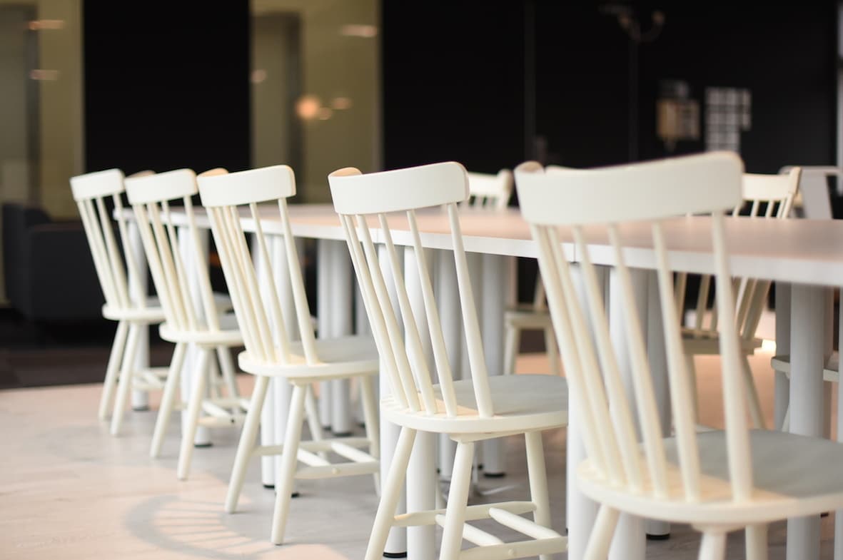 共用エリア_ロングテーブルやソファー席など、様々なタイプのデスクを設備しています