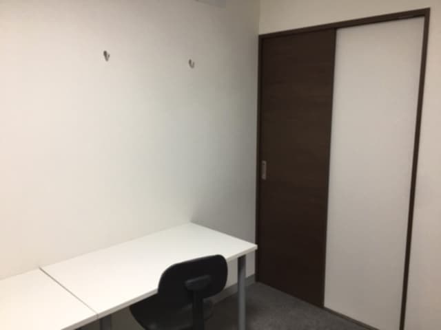 個室_シンプルな内装で集中できる環境を揃えています。冷暖房完備のお部屋です。
