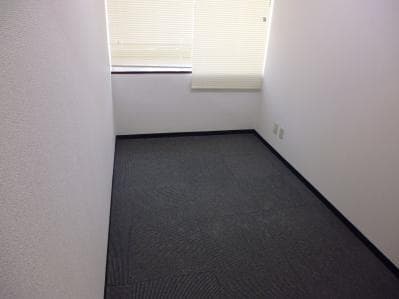 個室_広々とした個室です。床にはカーペットが引かれています。