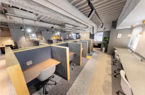 共有部_カフェブース。食事・通話・WEB会議OKの作業スペースです。※画像はイメージです。©bizcomfort