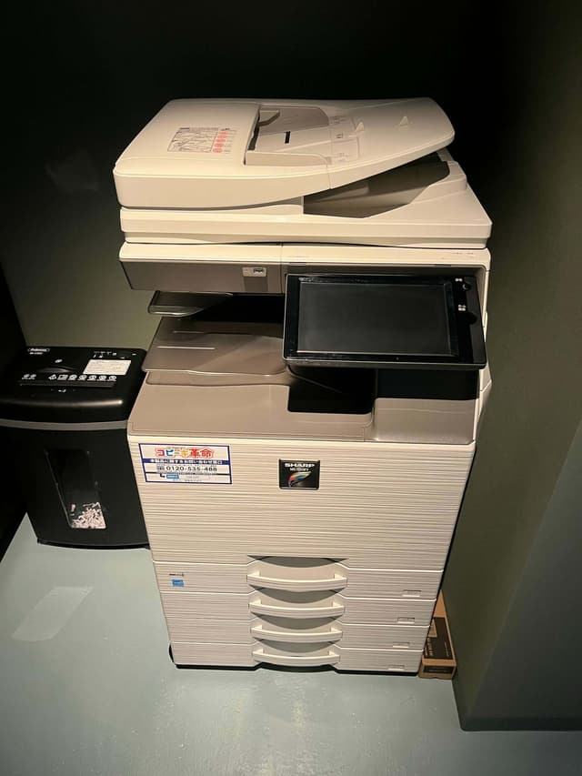 その他_各席電源、フリーWi-Fi完備。複合機も利用可能です。