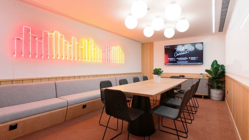 会議室_明るい会議室では新たなアイデアを生み出せるかもしれません©WeWork