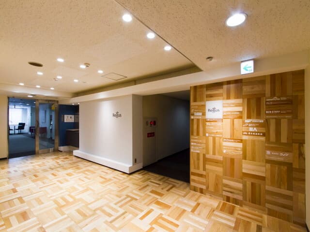 外観_エントランス。ビルの5階と6階にリージャスの施設があります。