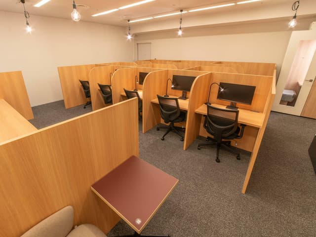 共用部_地下1階ラウンジ_モニター席や、フォンブース、コピー機をご用意。