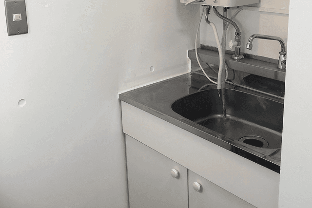 設備_給湯室です。備え付けのシンクをご利用いただけます。