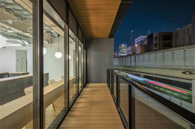 個室_5Fテラス。小休憩時に利用できるテラスが各個室内にあります。