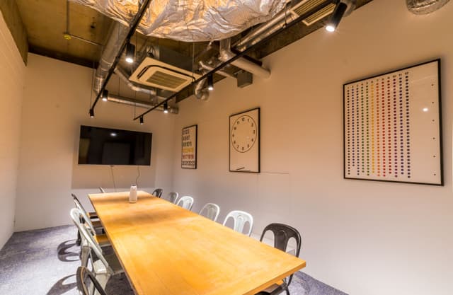 B1階会議室。1650円(税込み)/30分からご利用いただけます。