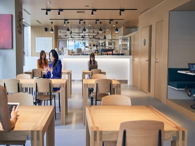 共用部_ビジネスラウンジ。デザイン性が高く、落ち着きのある雰囲気で作業が出来ます。