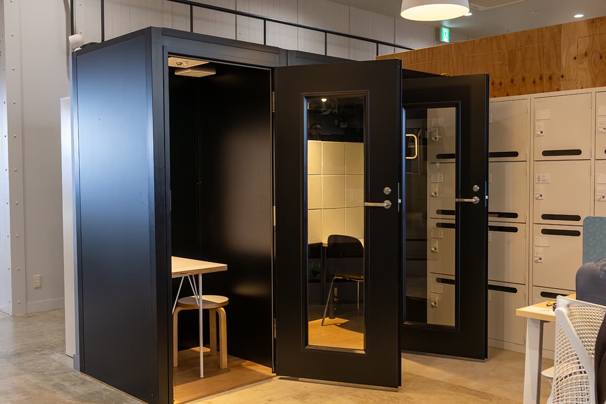 フォンブース_機密性の高いお電話やオンライン会議はフォンブースで。