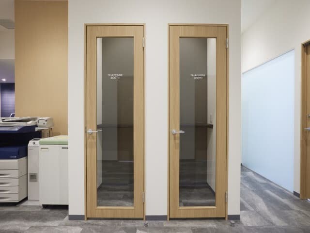 共用部_TELブース。急なWEB会議や電話のための部屋を2部屋用意してます。