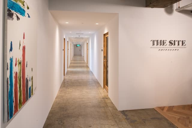 共用部_廊下です。オフィスは白を基調にしたおしゃれな内装です。