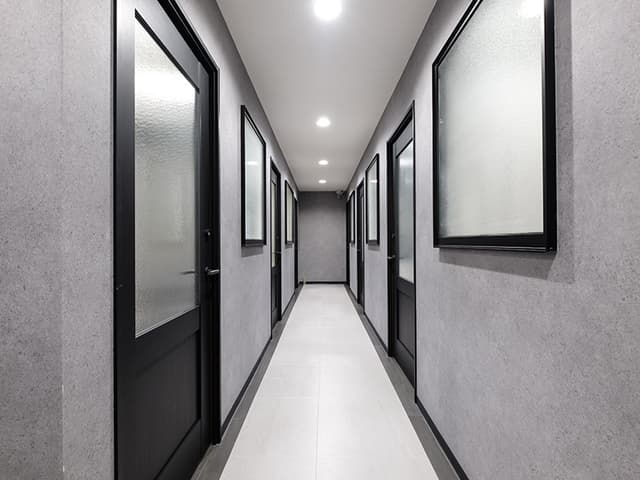 共用部_廊下。各部屋は完全な個室でプライバシーが確保されています。