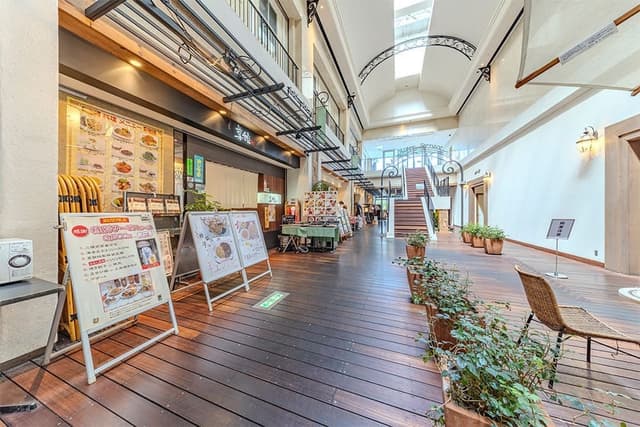 その他_レストラン。1階には、和食、イタリアン、中華、インドカレーなどを提供する多様なレストランがございます。