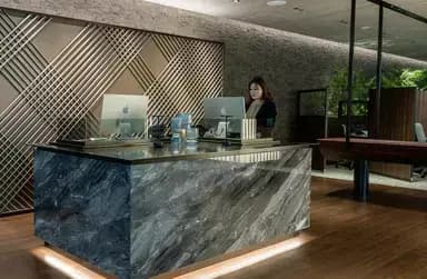 受付_営業時間内はスタッフが常駐しています。※写真はイメージです。©The Executive Centre