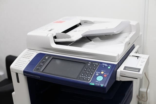 設備_複合機など、OA機器が備え付けです。