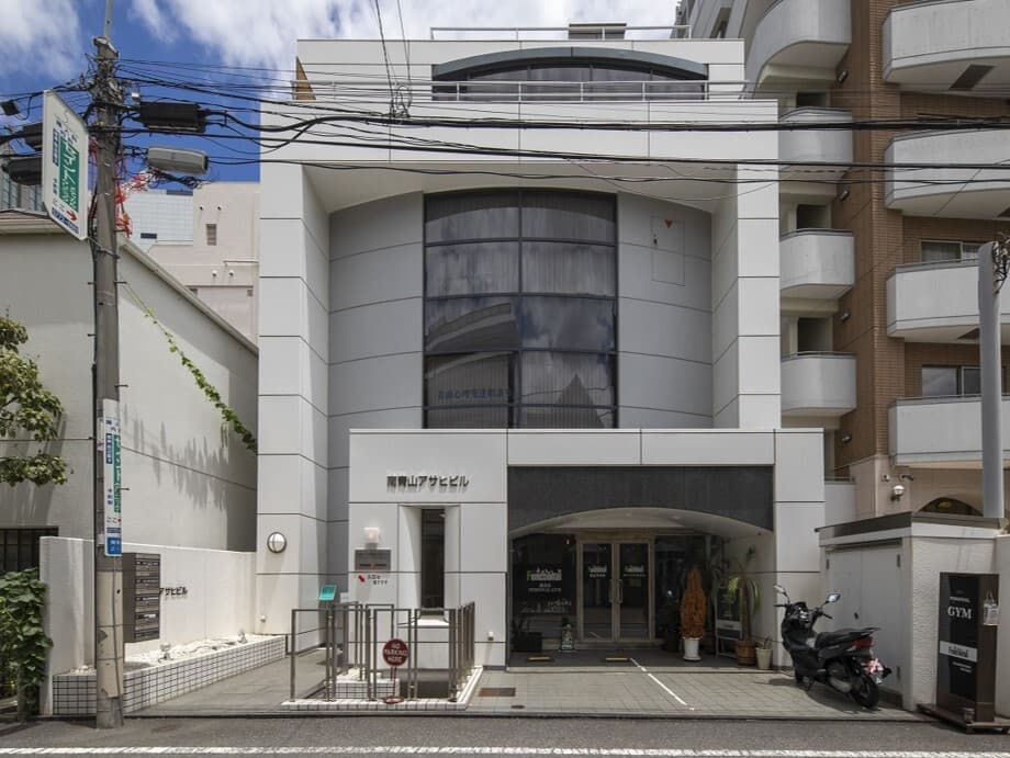 ビル外観。南青山アサヒビル地下1階が天翔オフィス南青山アネックス(ANNEX)です。