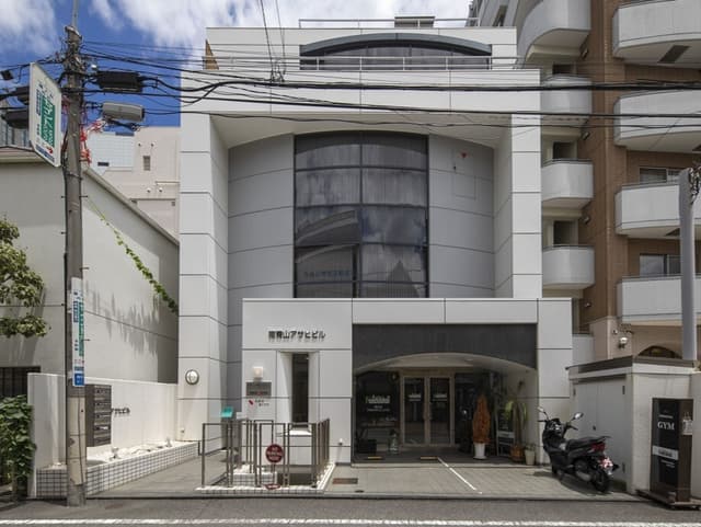 ビル外観。南青山アサヒビル地下1階が天翔オフィス南青山アネックス(ANNEX)です。
