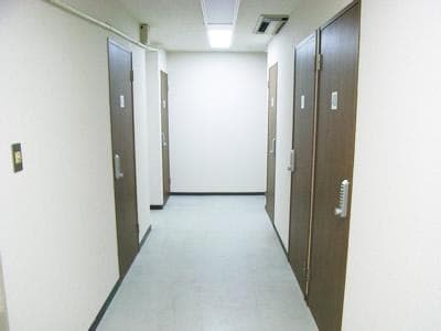 内観_廊下部分です。各個室に鍵がついておりセキュリティも安心です。