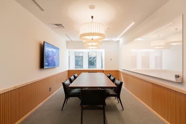 共用部_会議室。社内打合せや来客など様々な用途に活用できます。©WeWork※画像はイメージです。