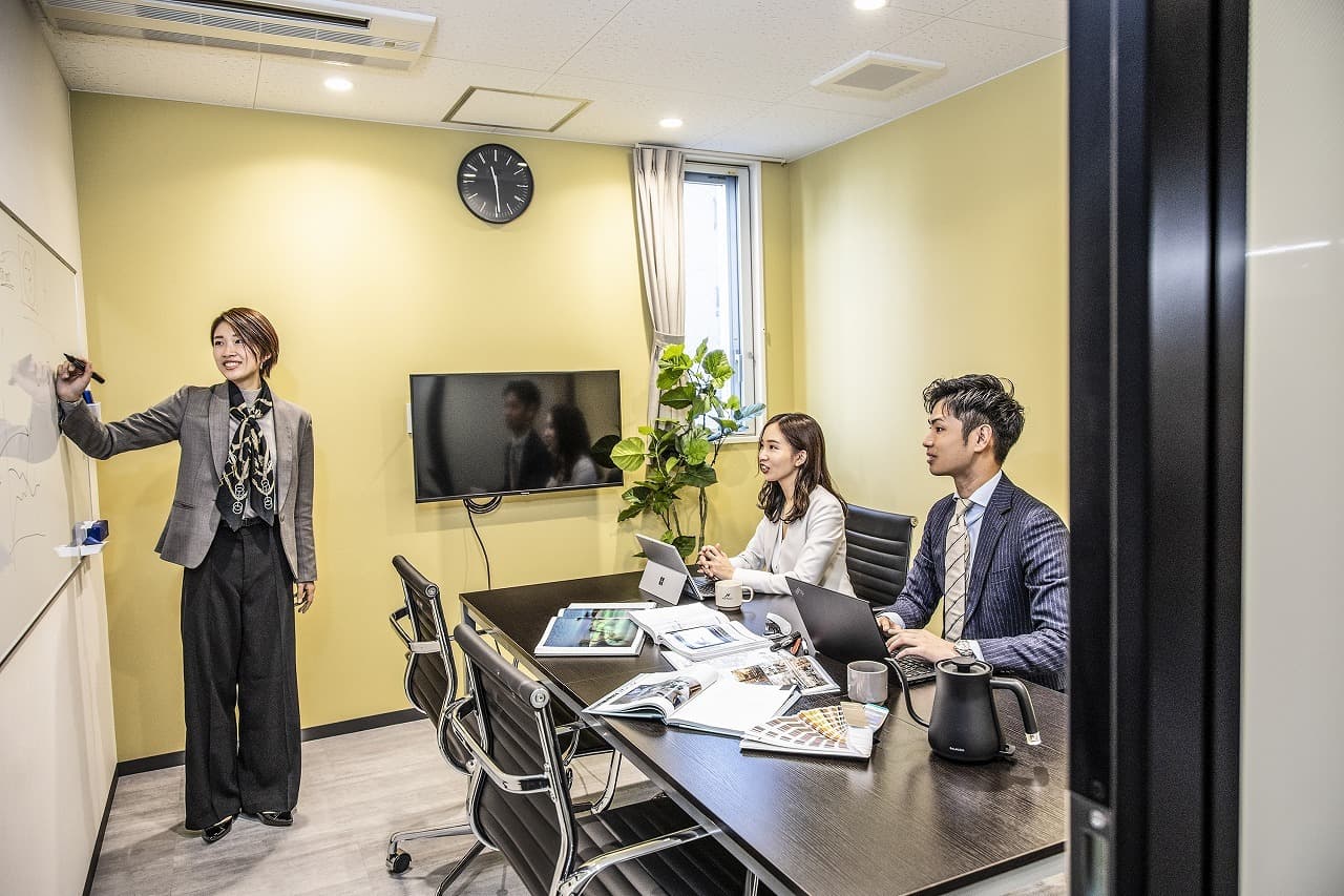 ミーティングルーム。社内外の会議にピッタリです(有料)