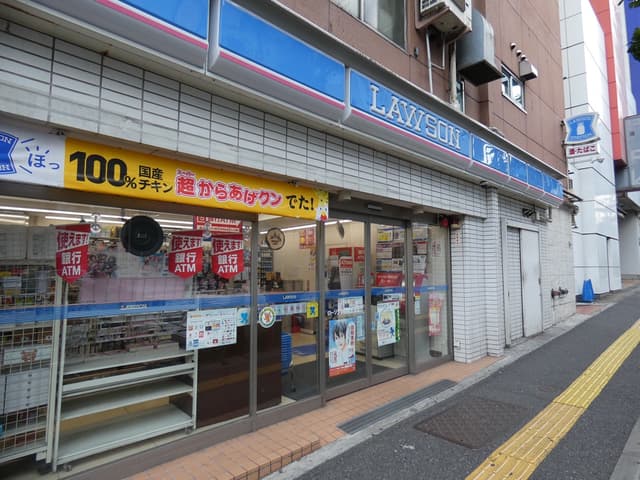周辺のコンビニ_ローソン新宿医大通店(徒歩1分)