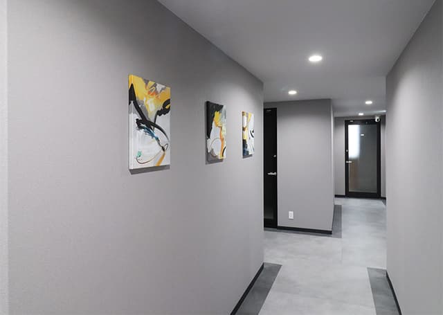 共用部_廊下。24時間利用可能なオフィスです。