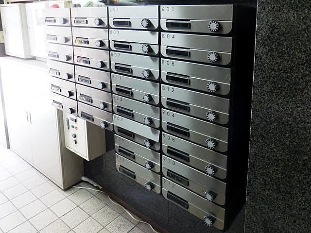郵便受け_建物の入り口部分に、各個室用の郵便受けが設置されています。