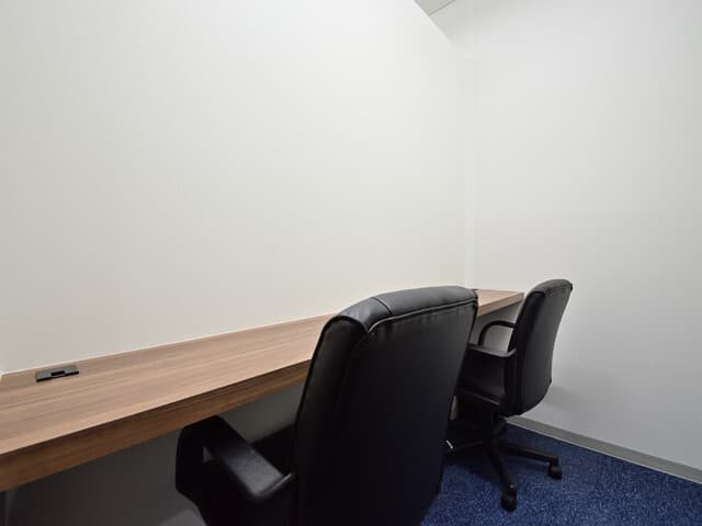 個室_シンプルな個室となっており、注意を散らさず集中できるオフィスです。