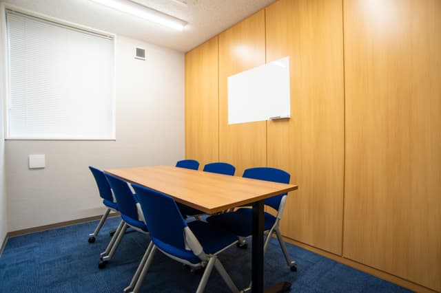 共有部_会議室。6名でご利用可能な会議室となっております。
