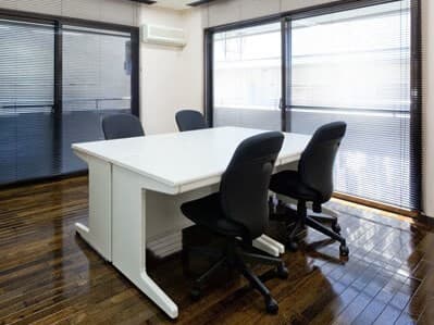 個室_明るい光が差し込む大窓付きのお部屋もございます。