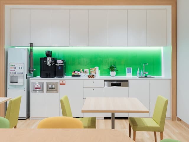 その他_ドリンクサービス。自由にドリンクがお楽しみいただけます。気分転換したい時、休憩したい時などにご活用ください。