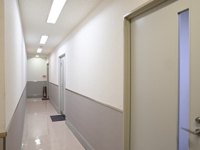 その他_ビル共有廊下。ビルの2階に当施設があります。