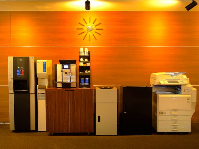 共用部_ドリンクコーナー。ドリンクサービスのみならずOA機器などのその他サービスも充実しています。