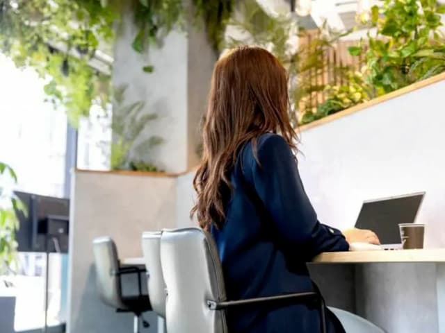 共有部_カフェブース。食事・通話・WEB会議OKの作業スペースです。※画像はイメージです。©bizcomfort