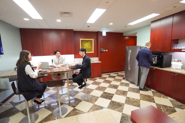 キッチン_休憩や交流の場として最適なキッチンにはフリードリンクなどを設備しています