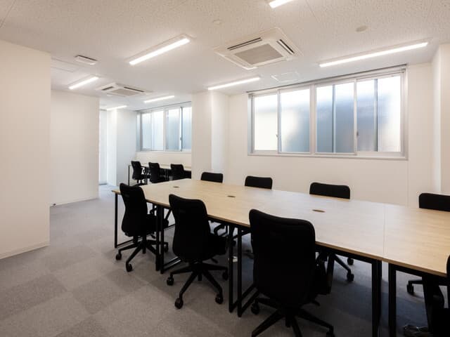 個室_複数名で利用できる窓付きのお部屋です。広々とした空間で快適に仕事ができます。
