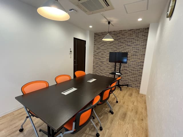 共用部_会議室。社内会議や打ち合わせ等にご利用頂けます。