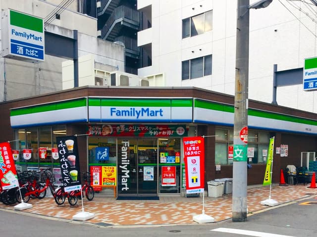 近隣のコンビニ_ファミリーマート 伏見町二丁目店(徒歩1分)