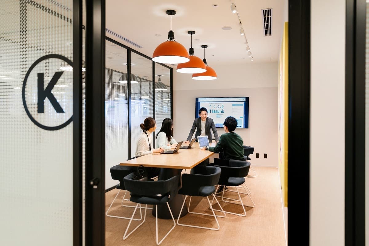 共用部_会議室。社内打合せや来客など様々な用途に活用できます。©WeWork ※写真はイメージです。